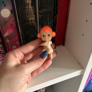 Sonny Angel looking back monkey hipper